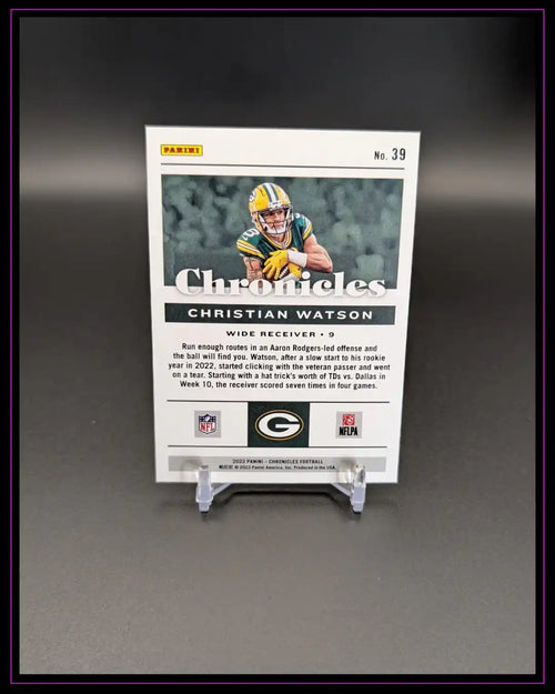 Rückseite einer Panini NFL Trading Card, Christian Watson, Green Bay Packers, auf Kartenständer