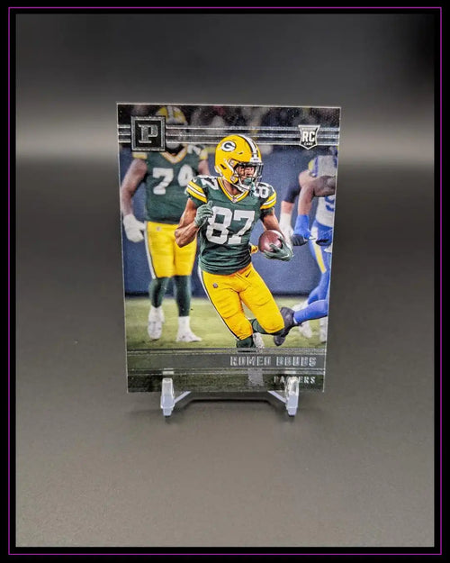 NFL Trading Card eines Packers-Spielers in grün-gelber Uniform im Spiel auf Kartenständer
