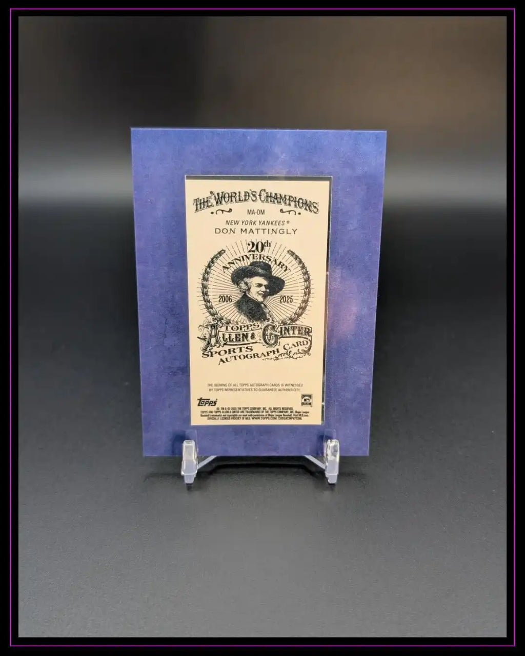 Rückseite einer Topps Allen & Ginter Trading Card auf Ständer, Sammlerstück für Sportkarten