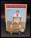 Baseball-Sammelkarte mit Spieler im Brewers-Trikot und Unterschrift, Heritage-Design.