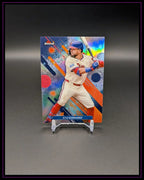 Baseball-Trading Card mit Spieler in Uniform, bunter Hintergrund, Sammelkarte auf Ständer