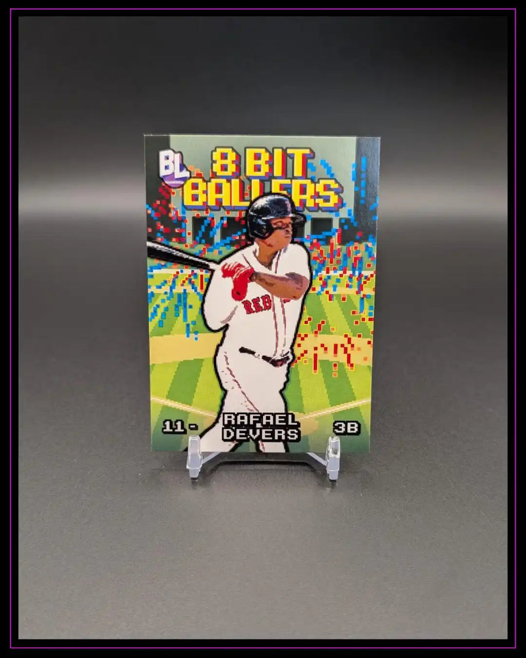 Baseball Trading Card Rafael Devers 8 Bit Ballers im Pixel-Art-Design auf Ständer