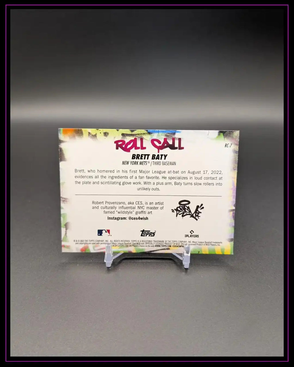 Rückseite einer Brett Baty New York Mets Trading Card auf Ständer, bunte Gestaltung, Text sichtbar