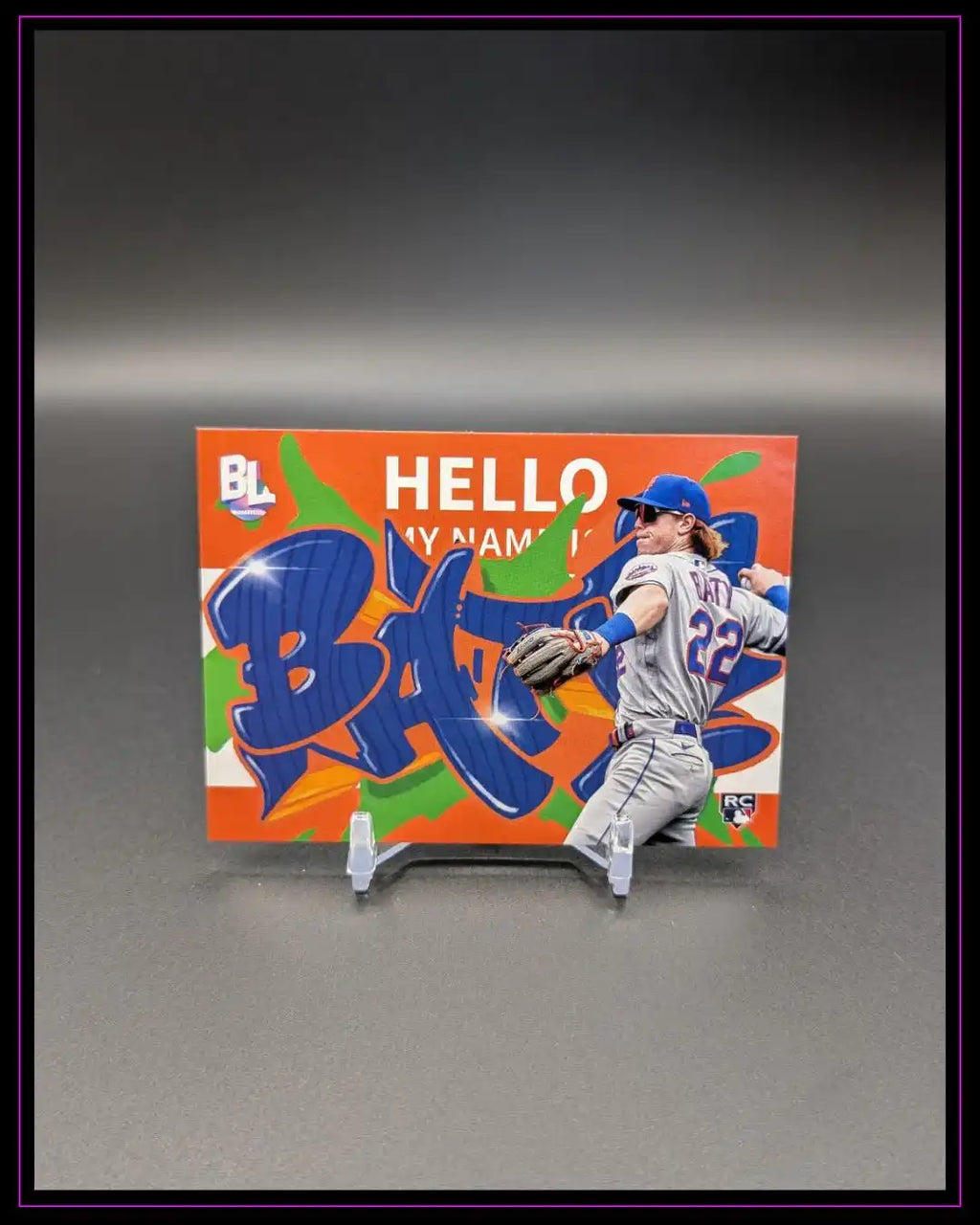 Baseball-Sammelkarte mit Spieler in Uniform, bunte Graffiti-Grafik im Hintergrund