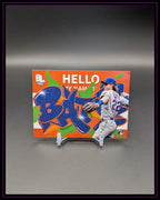Baseball-Sammelkarte mit Spieler in Uniform, bunte Graffiti-Grafik im Hintergrund