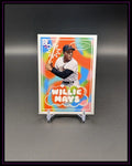 Baseball Sammelkarte mit farbigem Hintergrund und dem Namen Willie Mays, auf Ständer