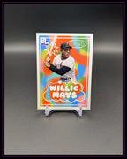 Baseball Sammelkarte mit farbigem Hintergrund und dem Namen Willie Mays, auf Ständer