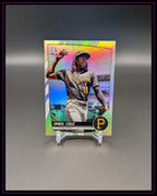 O'Neil Cruz Baseball Sammelkarte der Pittsburgh Pirates mit Hologramm-Effekt auf Ständer
