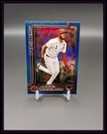 Baseball-Sammelkarte Jeimer Candelario Cincinnati Reds mit blauem Rand auf Kartenständer