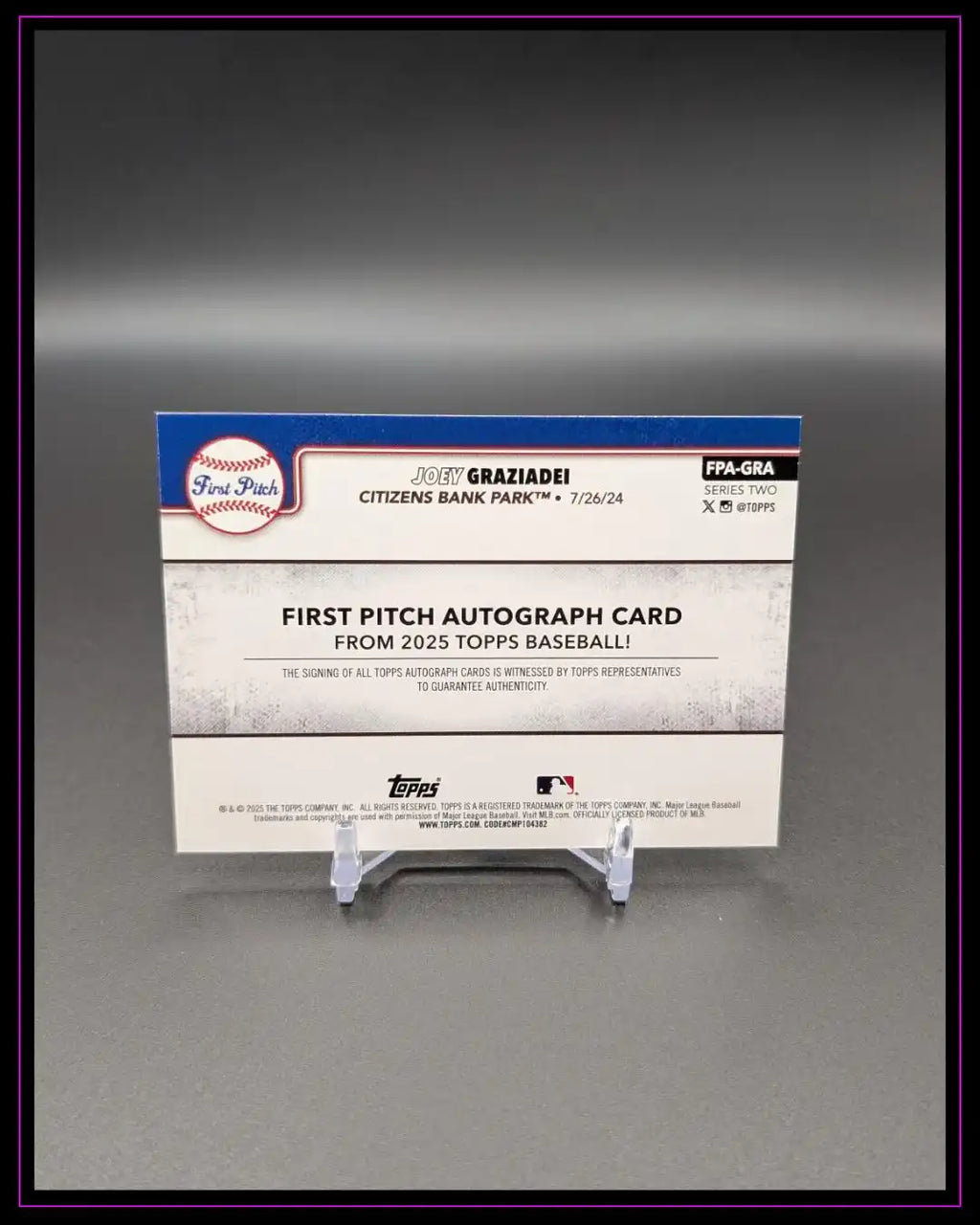 Rückseite einer 2025 Topps Baseball First Pitch Autogrammkarte auf Kartenständer