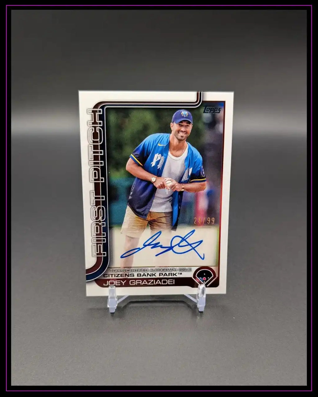 Signierte Trading Card Joey Graziadei First Pitch Topps Citizens Bank Park auf Ständer