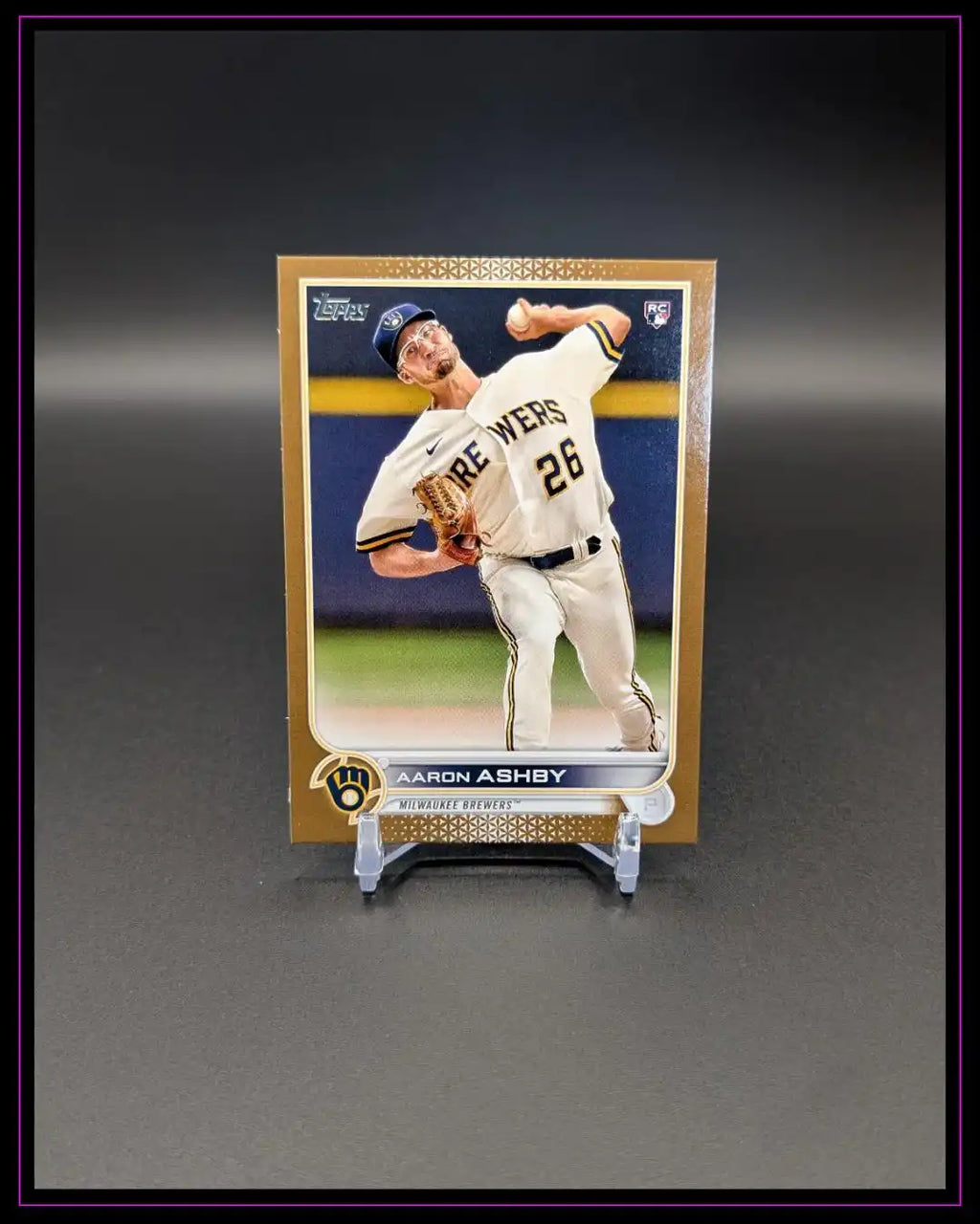 Baseball-Trading-Card von Aaron Ashby, Milwaukee Brewers, auf schwarzem Hintergrund