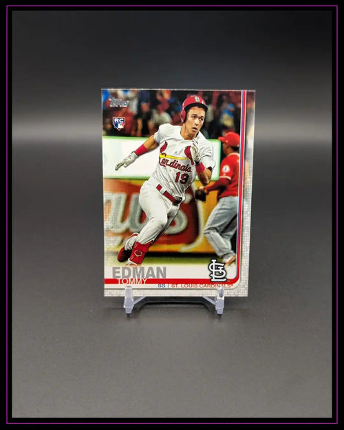 Baseball Trading Card eines St. Louis Cardinals Spielers in Aktion auf schwarzem Hintergrund