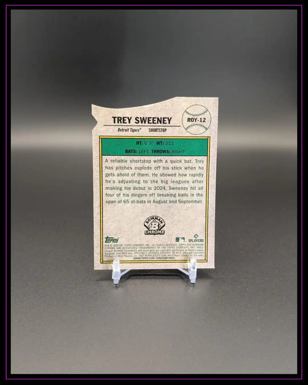 Baseball-Sammelkarte Trey Sweeney Rückseite, Bowman Chrome, auf Kartenständer, Nahaufnahme
