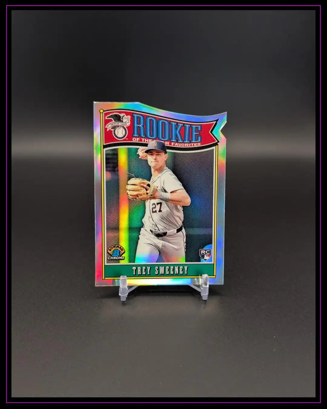 Glänzende Baseball Rookie Trading Card von Trey Sweeney auf schwarzem Hintergrund, Bowman Chrome.