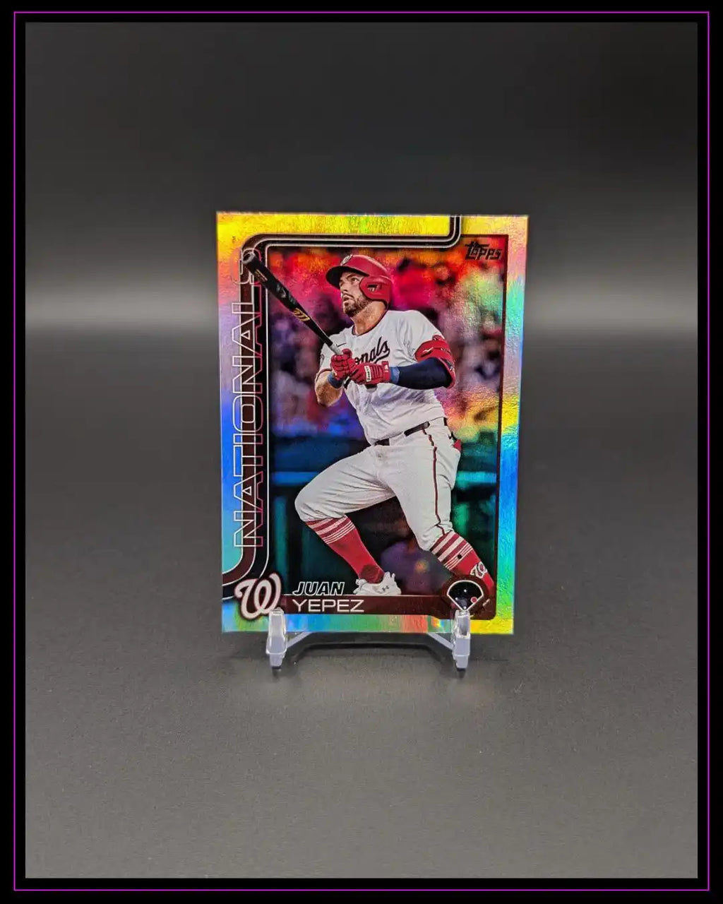 Glänzende Baseball Trading Card mit Spieler in Uniform, Name Juan Yepez, auf dunklem Hintergrund.