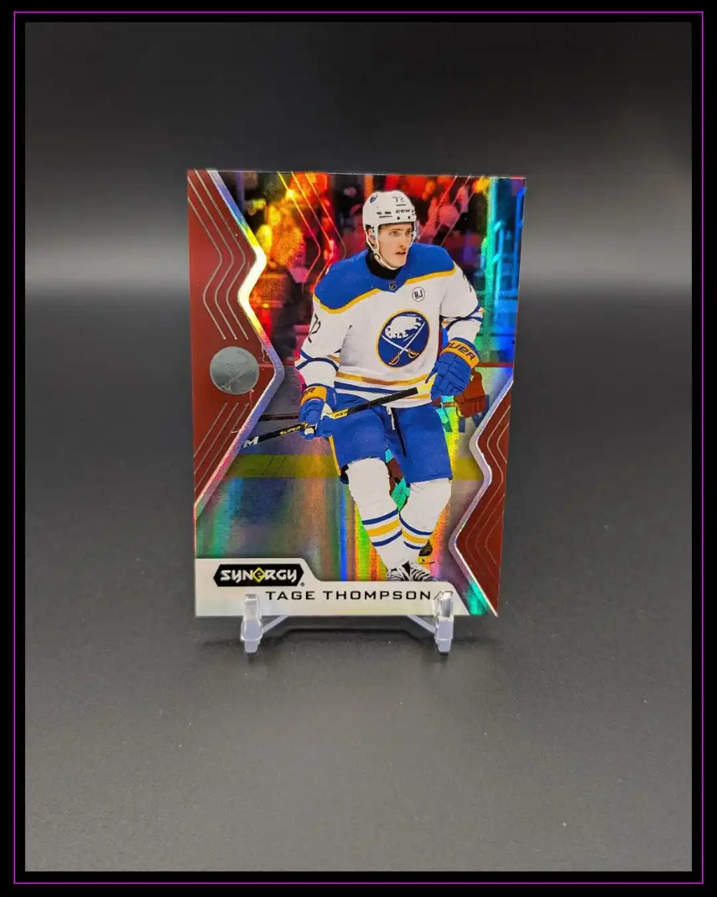 Eishockey-Sammelkarte Synergy von Spieler im blauen Trikot mit buntem Hologramm-Effekt