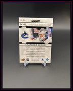 NHL Trading Card Thatcher Demko Synergy 2024-25, Rückseite mit Beschreibung auf schwarzem Hintergrund