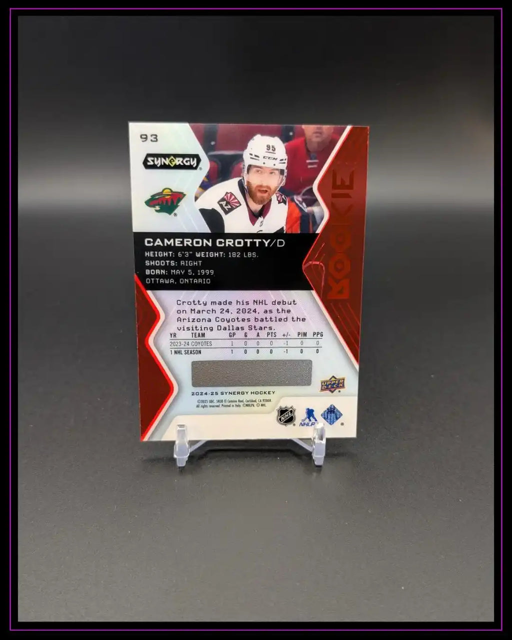 Eishockey Trading Card Cameron Crotty Synergy Rookie, Rückseite mit Statistiken, auf Ständer