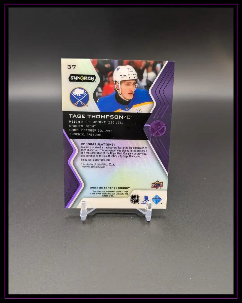 Rückseite einer Trading Card von Eishockeyspieler mit Infos, violett-schwarzes Design