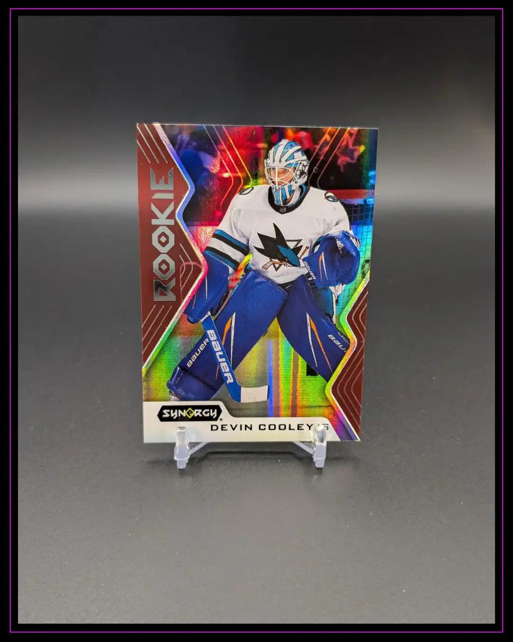 Eishockey Rookie Sammelkarte, Devin Cooley, Synergy Serie, buntes Design auf Ständer