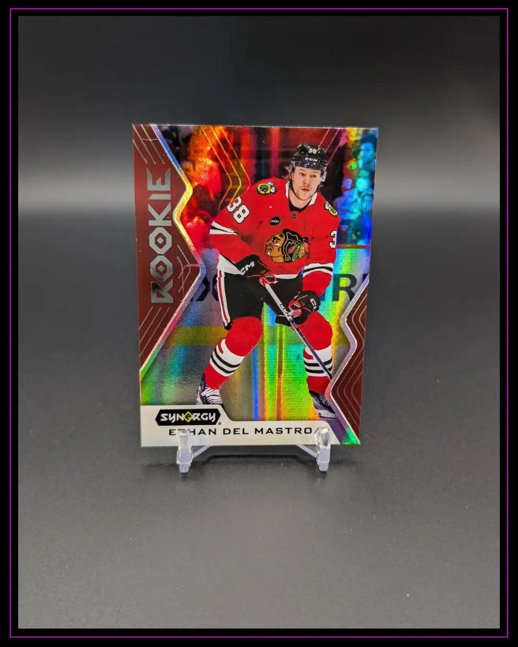 Synergy Rookie Eishockey Trading Card mit Spieler im roten Trikot auf schwarzem Hintergrund