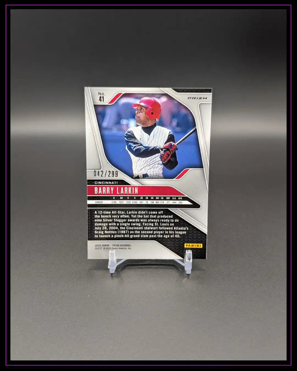 Limitierte Baseball Sammelkarte Barry Larkin Cincinnati auf Kartenständer, Rückseite sichtbar