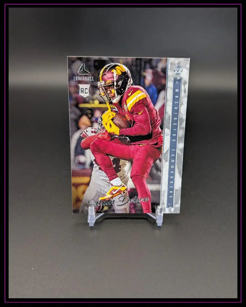 NFL Trading Card mit Football-Spieler der Washington Commanders im roten Trikot auf Ständer