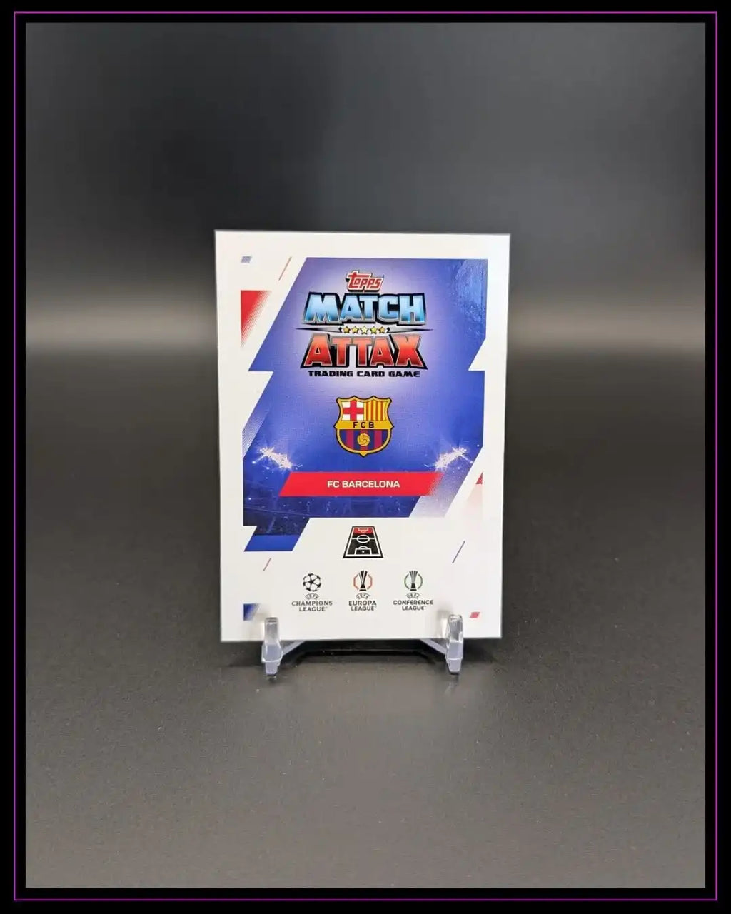 Topps Match Attax Trading Card FC Barcelona Rückseite auf Kartenständer, Fußball Sammelkarte