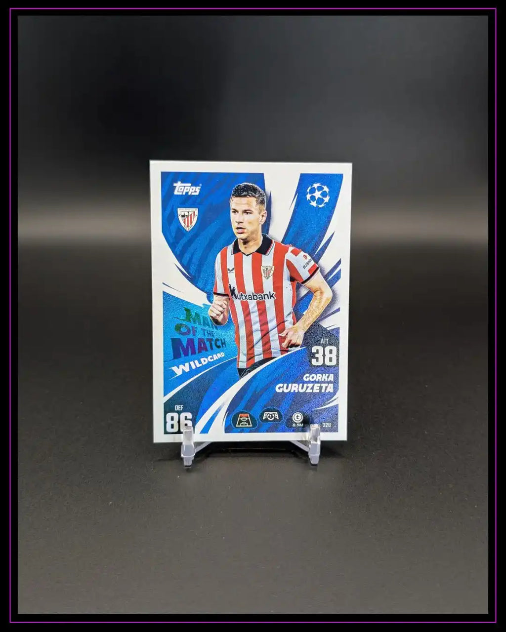 Topps Fußball Trading Card Gorka Guruzeta Match Attax, auf Ständer vor schwarzem Hintergrund