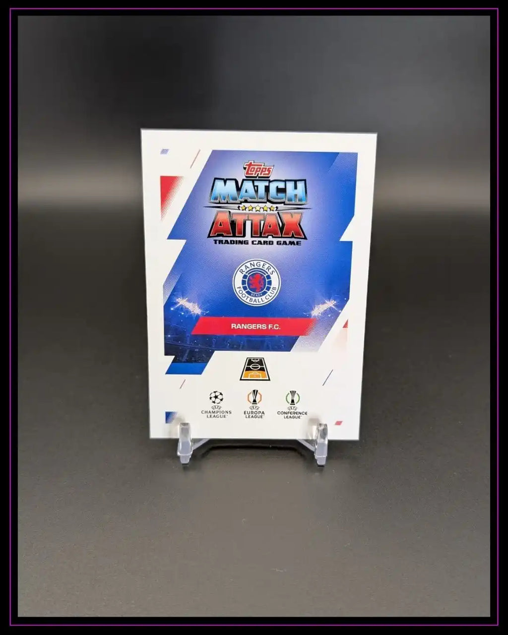 Topps Match Attax Trading Card Game Karte Rangers F.C., Fußball-Sammelkarte auf Ständer