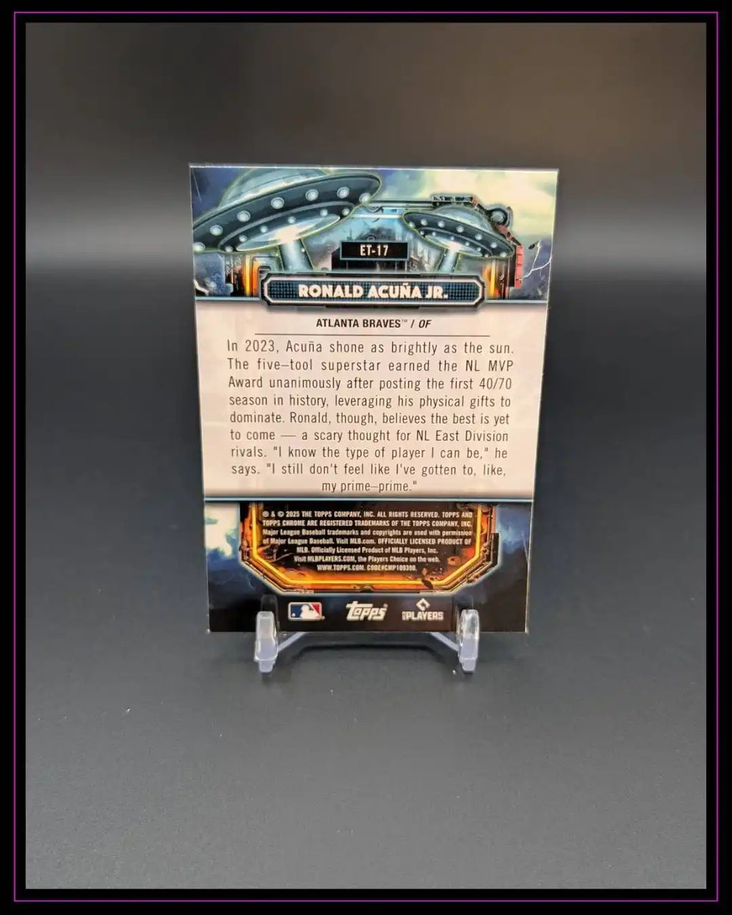 Rückseite einer Trading Card von Ronald Acuña Jr. der Atlanta Braves auf Ständer, Text und Logos sichtbar