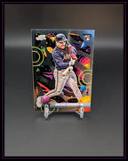Baseball Rookie Trading Card Nacho Alvarez Jr. mit buntem, abstraktem Hintergrund
