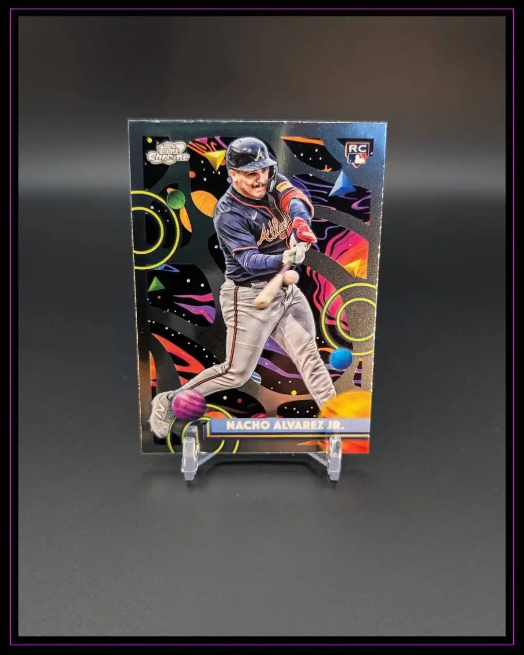 Baseball Rookie Trading Card Nacho Alvarez Jr. mit buntem, abstraktem Hintergrund