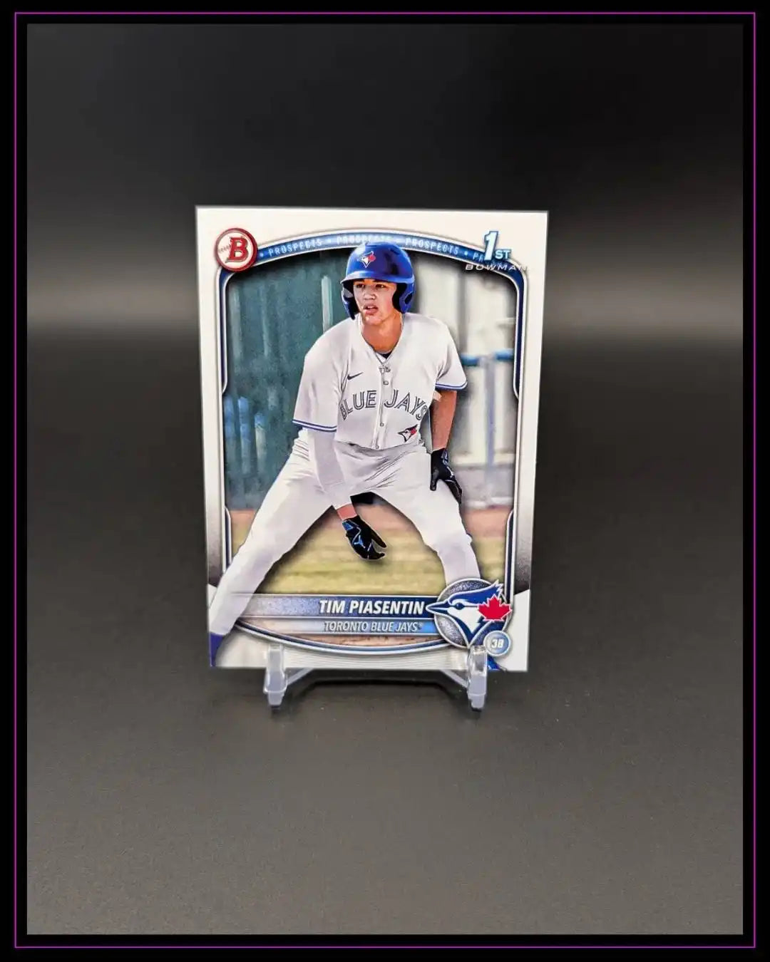 Baseball Trading Card mit Tim Piasentin der Toronto Blue Jays, aufgestellt auf schwarzem Hintergrund