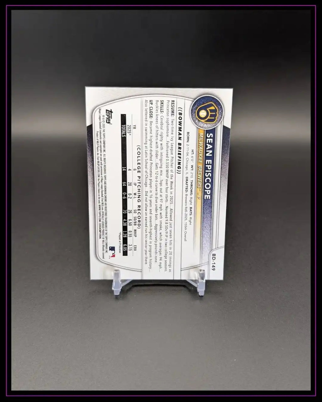 Rückseite einer Baseball Trading Card mit Statistiken, Spielernamen und Logo auf dunklem Hintergrund