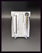 Rückseite einer Baseball Trading Card mit Statistiken, Spielernamen und Logo auf dunklem Hintergrund