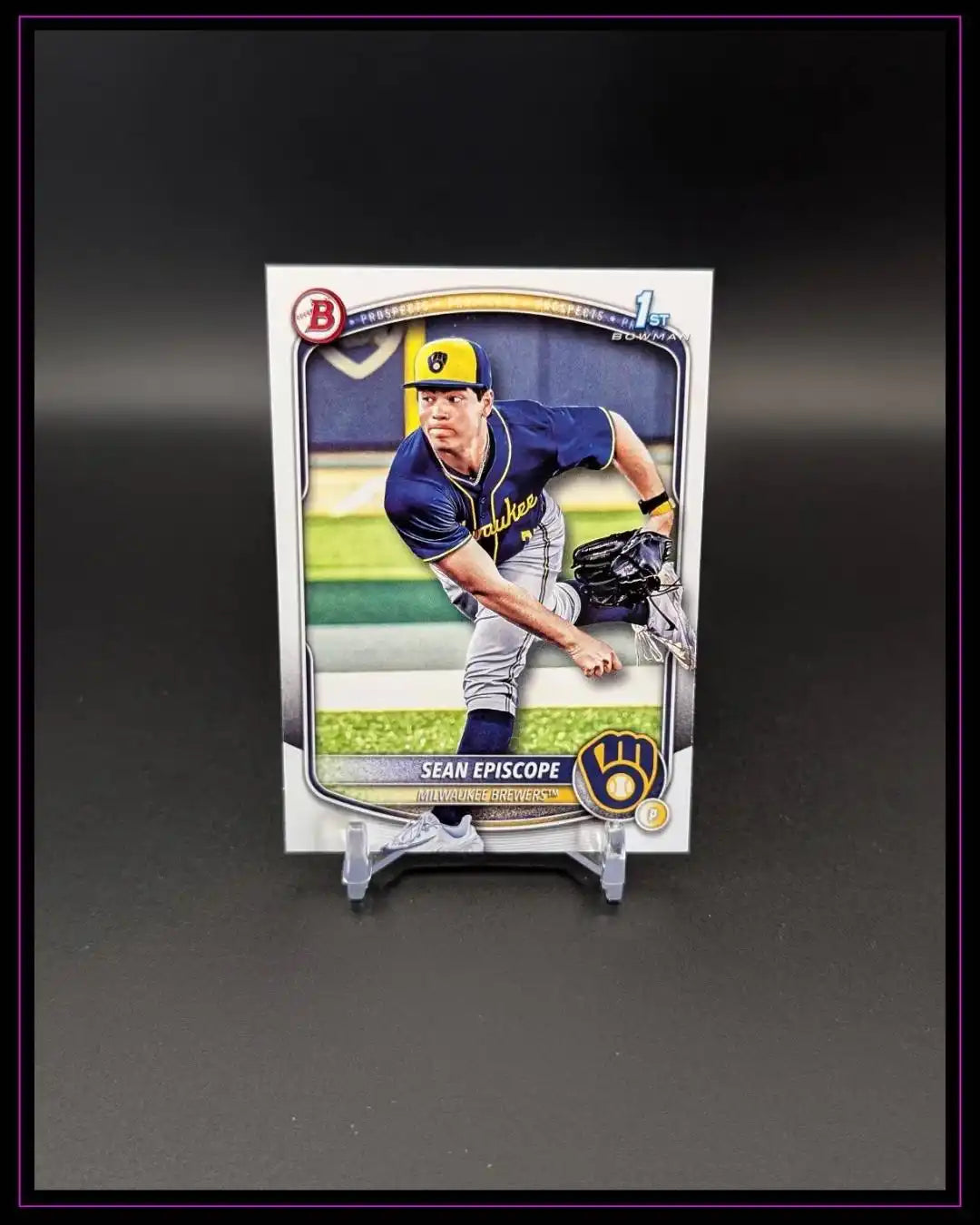 Baseball Trading Card von Milwaukee Brewers Spieler im Trikot auf Displayständer