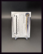 Rückseite einer Topps Baseball Trading Card auf Ständer, Text und Statistiken sichtbar.