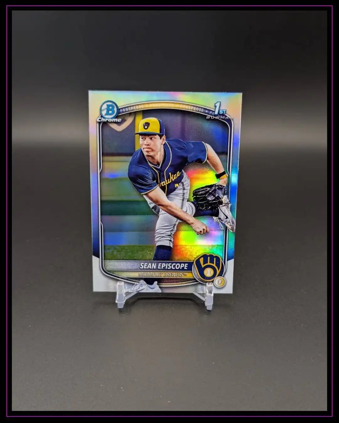 Glänzende Baseball-Trading Card von Sean Episope, Milwaukee Brewers, auf schwarzem Hintergrund