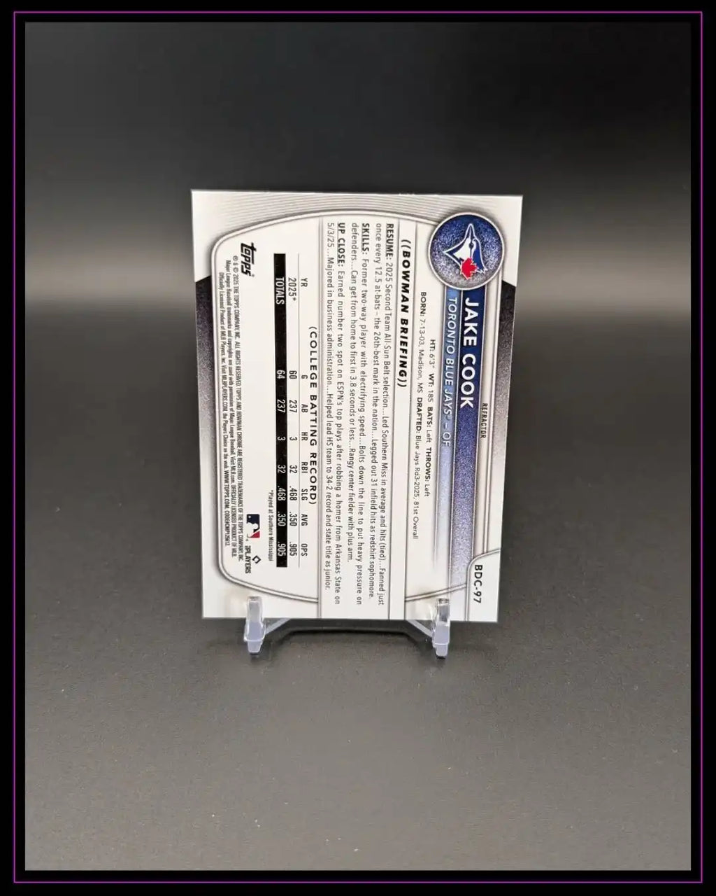 Baseball-Trading-Card Rückseite mit Statistiken und Toronto Blue Jays Logo auf schwarzem Hintergrund