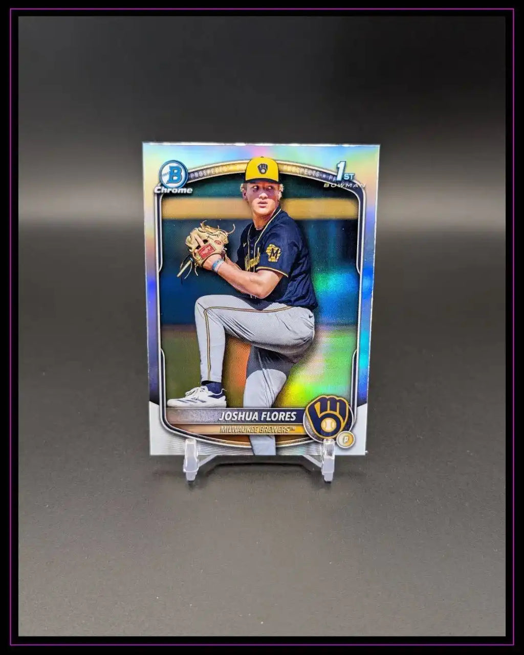 Glänzende Baseball Trading Card von Joshua Flores, Milwaukee Brewers, auf Ständer