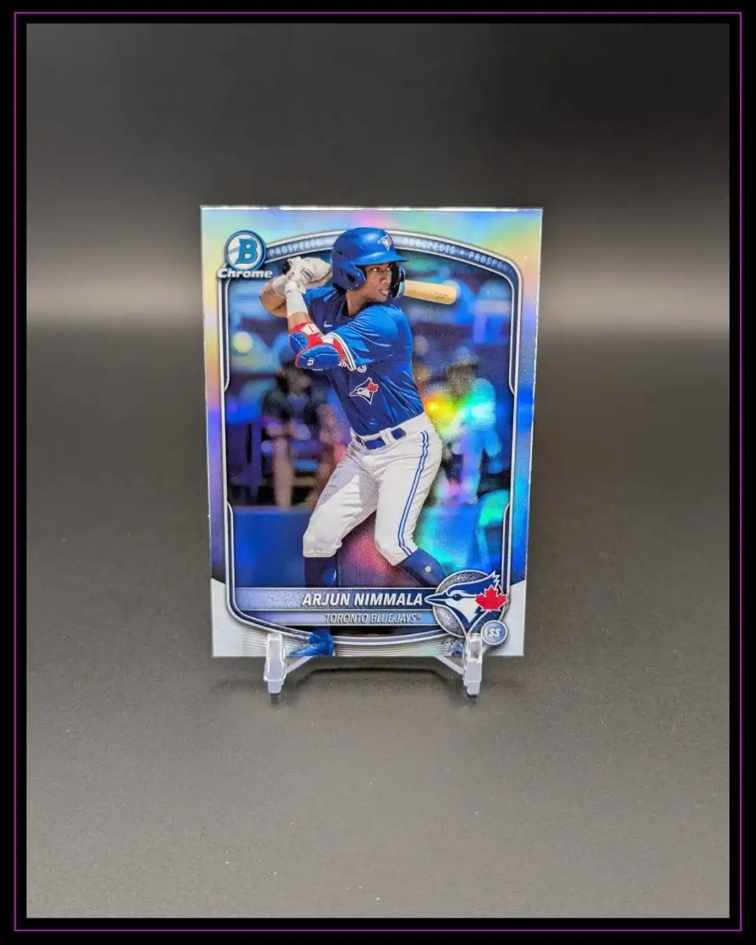 Baseball Trading Card von Arjun Nimmala, Toronto Blue Jays, holografisch, auf Kartenständer