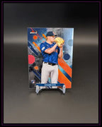 Baseball-Sammelkarte Richard Fitts Rookie Card mit dynamischem, buntem Design auf Ständer
