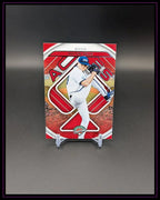 Baseball Trading Card mit Pitcher in weißer Uniform, rot-silberner Hintergrund, Sammelkarte