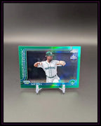 Baseball Trading Card Bernard Moon Tortugas grün glänzend auf Kartenständer, limitiert 33/99.
