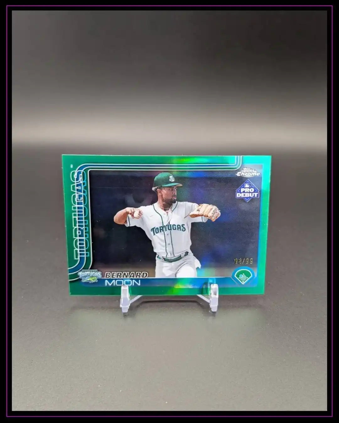 Baseball Trading Card Bernard Moon Tortugas grün glänzend auf Kartenständer, limitiert 33/99.