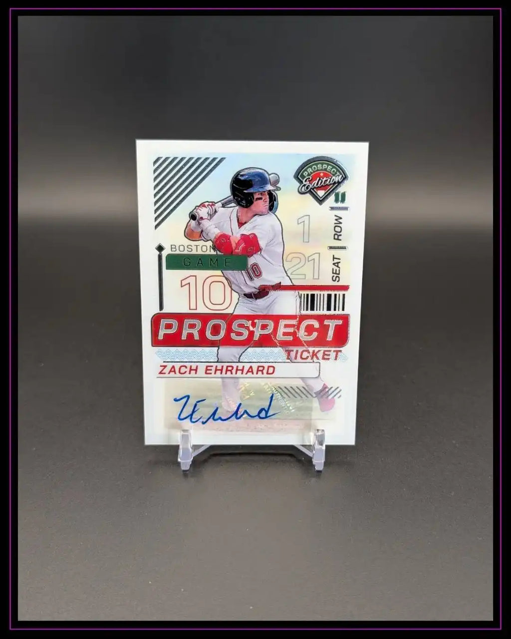 Baseball Trading Card mit Spielerabbildung, rotem Text und Autogramm auf schwarzem Hintergrund
