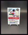 Baseball Trading Card mit Spielerabbildung, rotem Text und Autogramm auf schwarzem Hintergrund